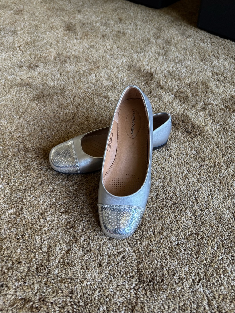 Silver Comfortview flats with silver snakeskin design; good condition